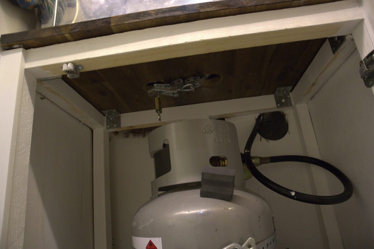 Gas bottle storage with lock clasp